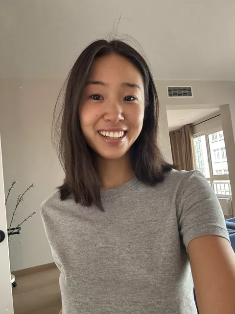 A sharp indoor phone selfie